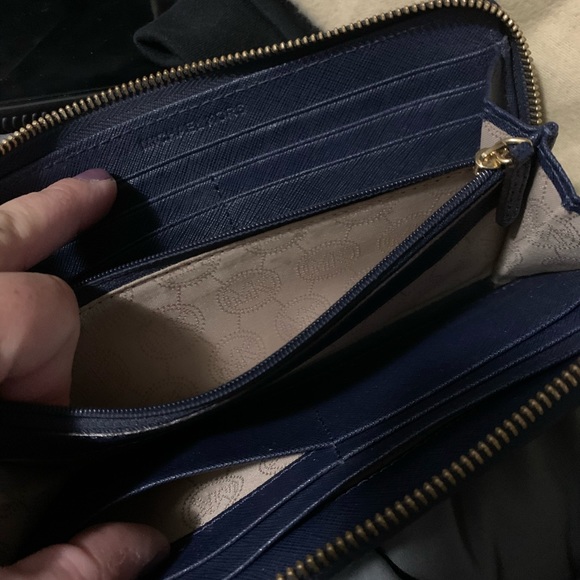 🌺Michael Kors Wallet- EUC- RETAIL $129🌺 - Picture 2 of 4